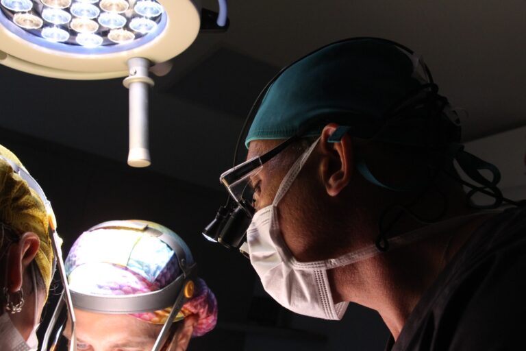 Transplante Capilar em Curitiba Quando os Cabelos Implantados Crescem Dr. Leandro Mauro Explica!